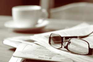 periodico-gafas-cafe-1